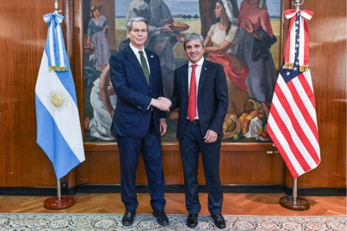 Caputo inicia las reuniones con Bessent para lograr el rescate