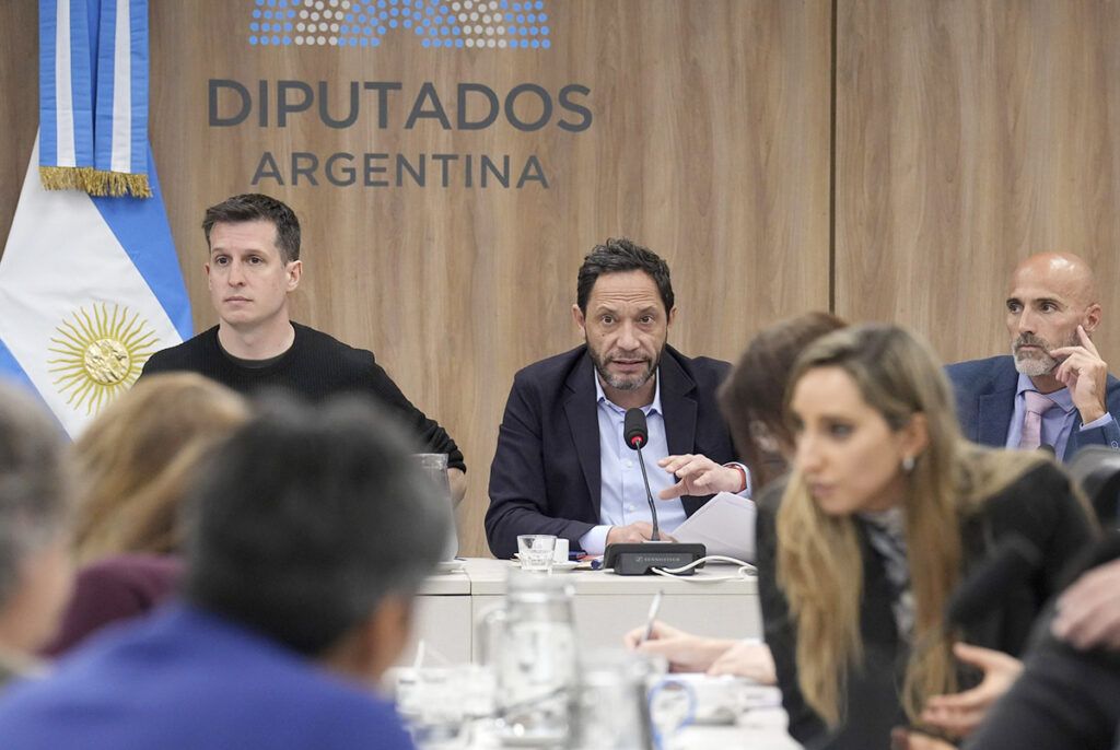 Bloques opositores buscan unificar posiciones para rechazar el DNU de Milei que amplía los poderes de la SIDE