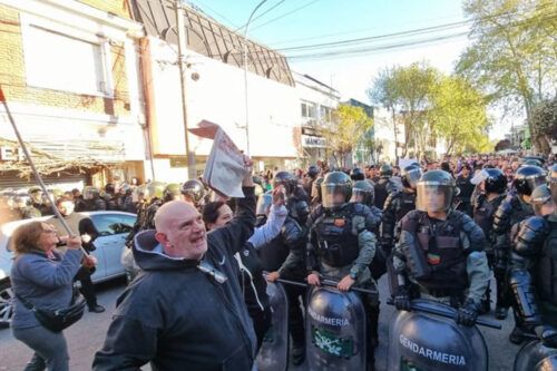 La respuesta de Milei a los manifestantes que lo repudiaron en Mar del Plata: “Igual les estoy arreglando la vida”