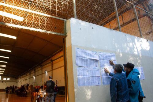 Hasta el mediodía la participación electoral fue del 23% en todo elpaís, muy por debajo de la última elección