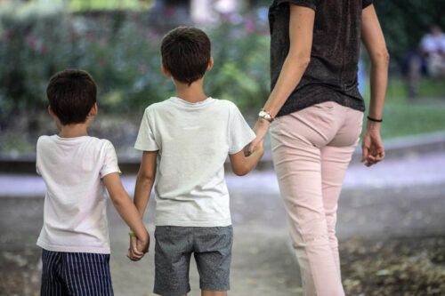 Mamás luchonas: radiografía de la monomarentalidad  