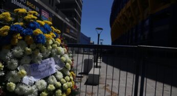 Entre aplausos y cantos salió el cortejo fúnebre con los restos de Miguel Ángel Russo