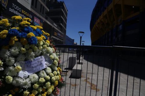 Entre aplausos y cantos salió el cortejo fúnebre con los restos de Miguel Ángel Russo