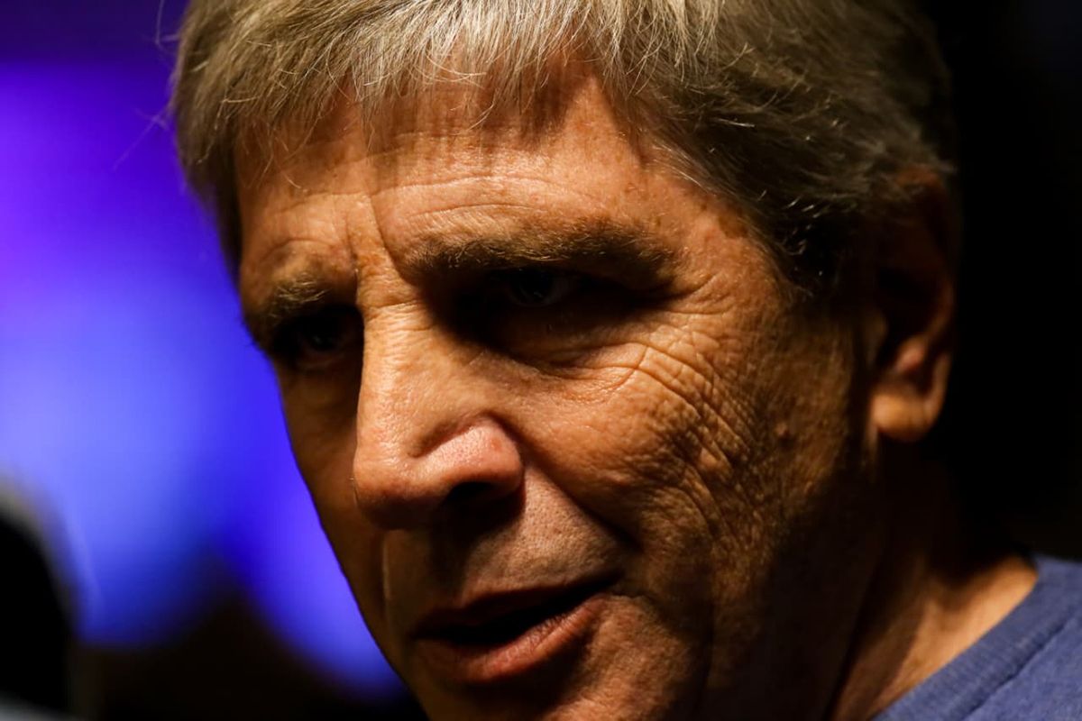 Mientras el gobierno prepara subas de luz y gas, Caputo fustigó a un intendente peronista por un impuesto