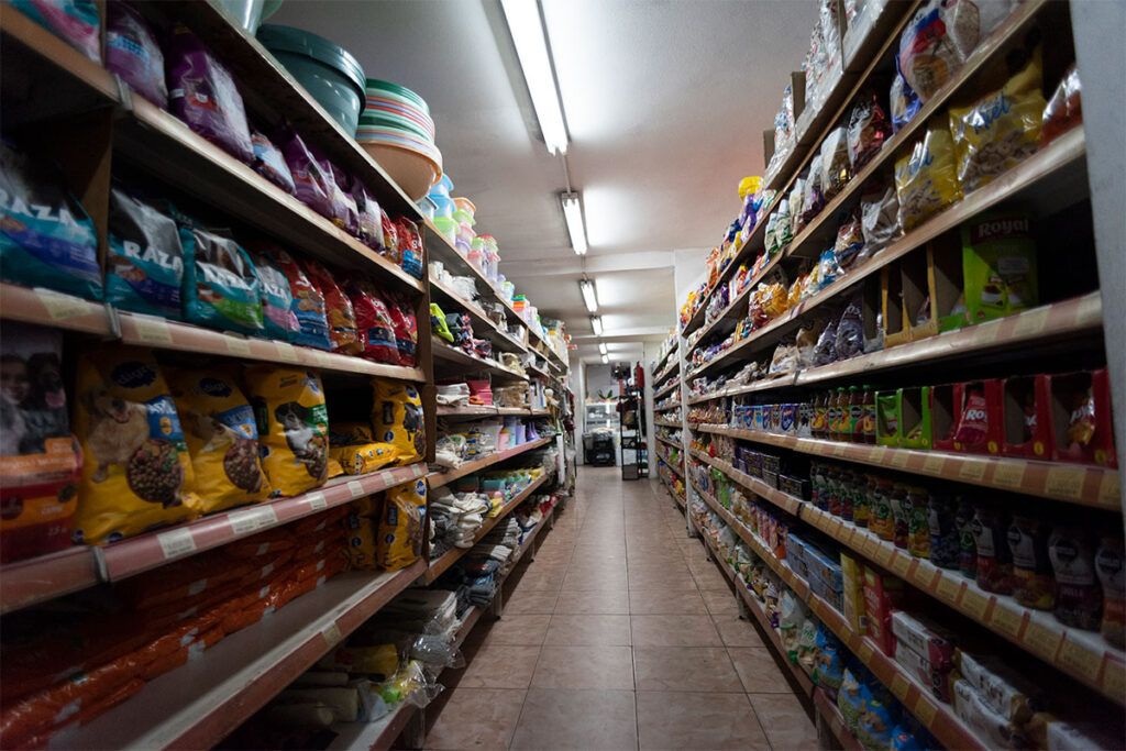 Los supermercadistas fueron a ver a Caputo por medidas: el ministro solo les palmeó la espalda