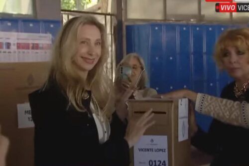 Karina, sonriente y con saludos a los perros