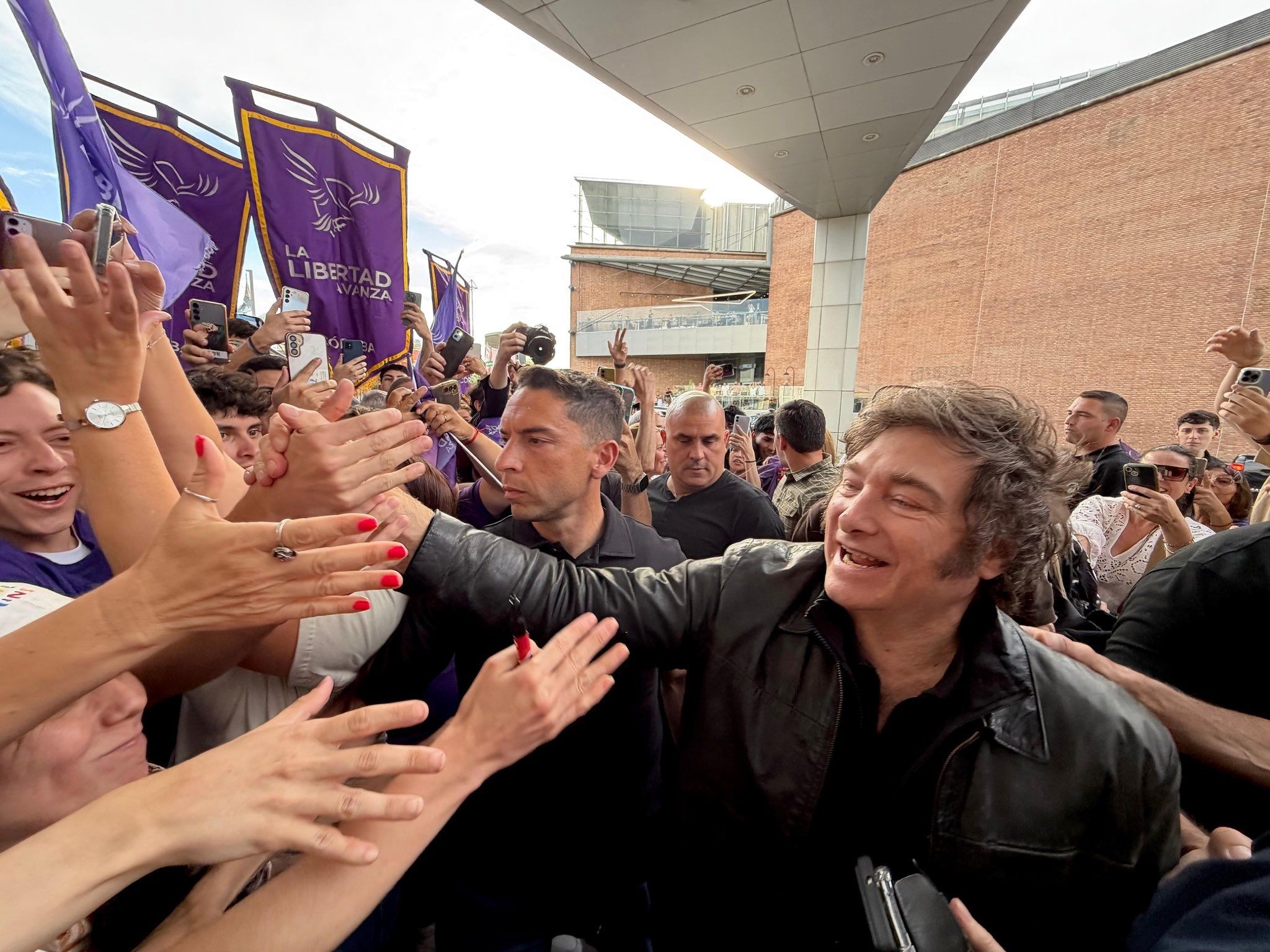 En el acto de Milei en Córdoba, militantes libertarios agredieron a un jubilado que cantaba la marcha peronista