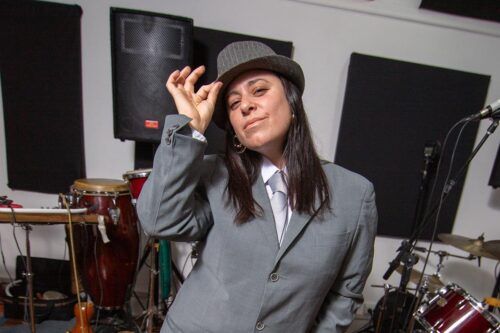 Nahir Sánchez Romero reivindica su identidad villera en “Cruda, hija de los ’90”, un musical autobiográfico