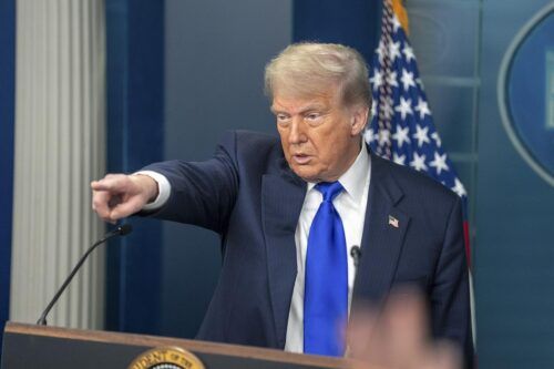 Trump reactiva la Doctrina Monroe y quiere a la región de rodillas