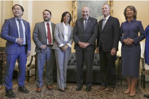 Senadores demócratas le piden a Trump que “frene de inmediato” el plan de ayuda financiera a la Argentina