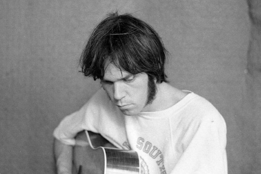 Neil Young: el eterno inconformista del rock cumple 80 años