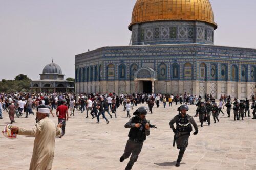 Sin tregua: colonos israelíes incendian una mezquita en Cisjordania