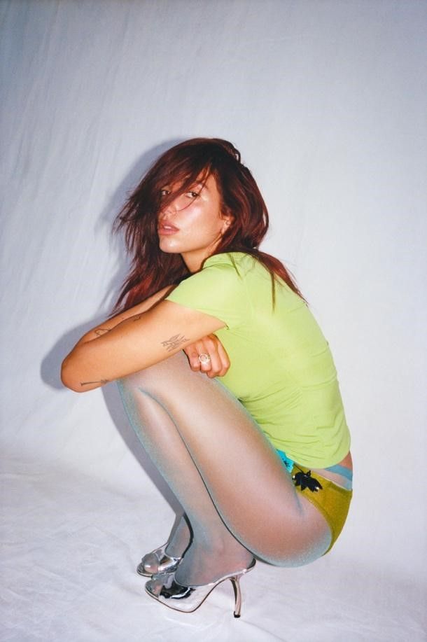 Dua Lipa recomendó un libro de Mariana Enriquez para leer en Halloween