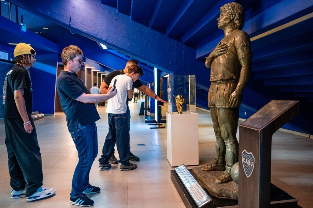 Noel Gallagher fue a visitar La Bombonera antes de los shows de Oasis en Buenos Aires