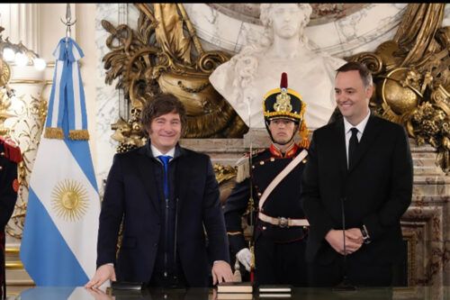 Javier Milei le tomó juramento a Manuel Adorni, flamante Jefe de Gabinete