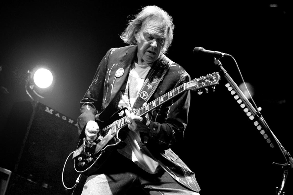 Neil Young: el eterno inconformista del rock cumple 80 años