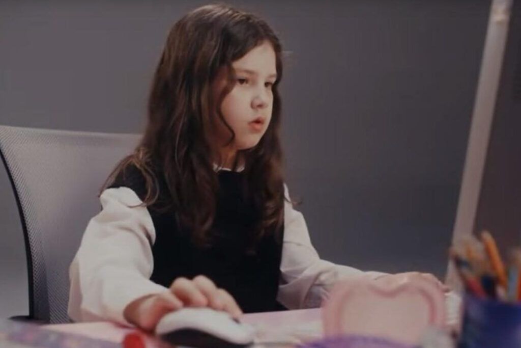 Ofelia Fernández estrenó “Cómo ser feliz”, un ensayo documental sobre la vida digital y la ansiedad de su generación