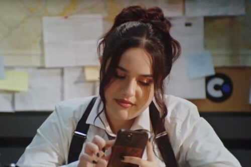 Ofelia Fernández estrenó “Cómo ser feliz”, un ensayo documental sobre la vida digital y la ansiedad de su generación