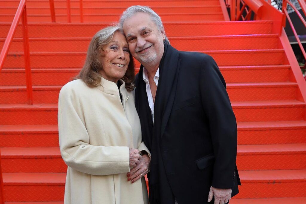 Emoción en los Premios Konex: Charly García recibió el de Brillante y se lo dedicó a Mercedes Sosa 2 Emoción en los Premios Konex: Charly García recibió el de Brillante y se lo dedicó a Mercedes Sosa