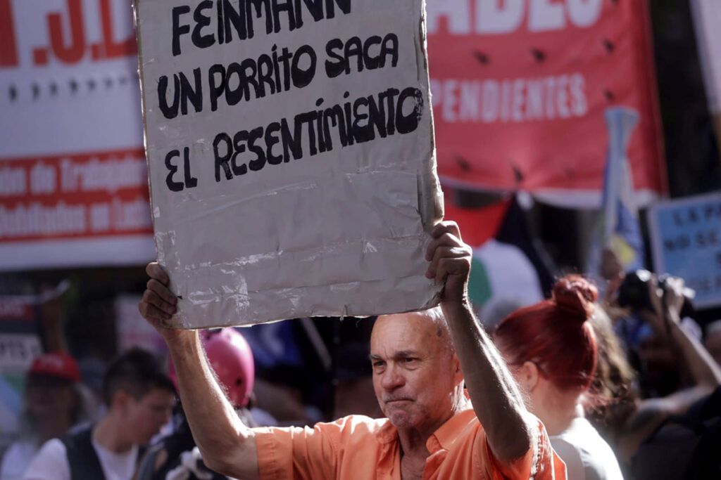 Qué dice el petitorio con demandas urgentes que los jubilados entregaron en el Congreso y en Casa Rosada 5 Qué dice el petitorio con demandas urgentes que los jubilados entregaron en el Congreso y en Casa Rosada