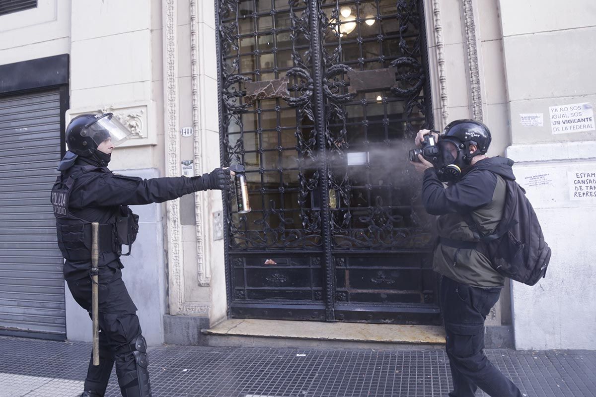 Milei intenta derogar el Estatuto del Periodista y suma otro ataque a la libertad de expresión