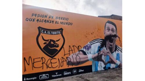 Pintaron y dejaron un mensaje en el mural de Ángel Di María frente al club El Torito
