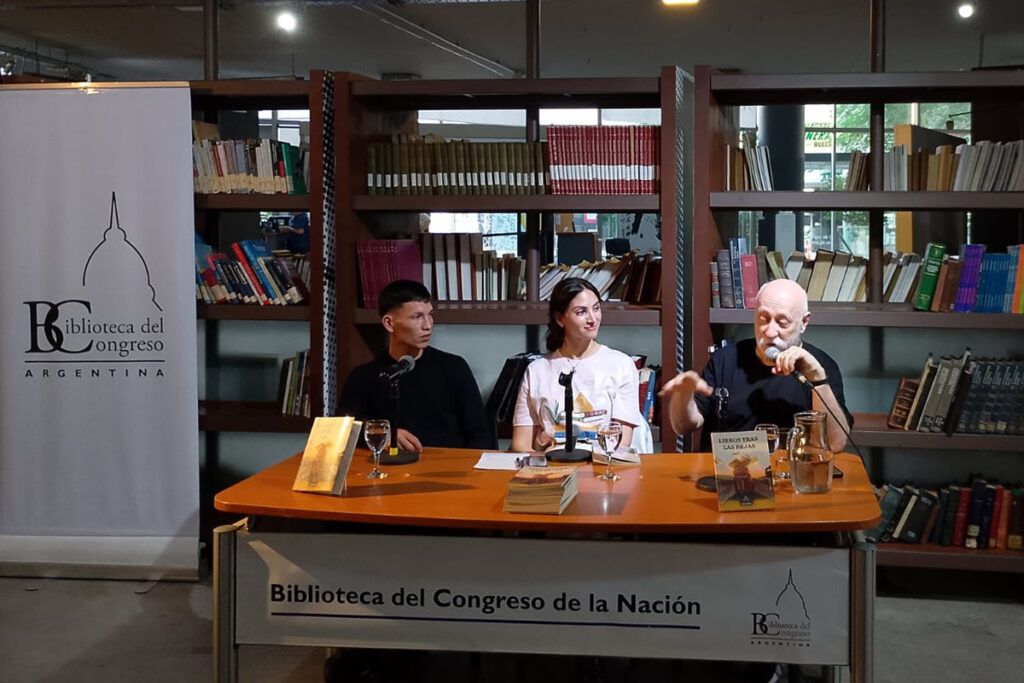 Ana Sicilia presentó su obra "Libros Tras las Rejas"