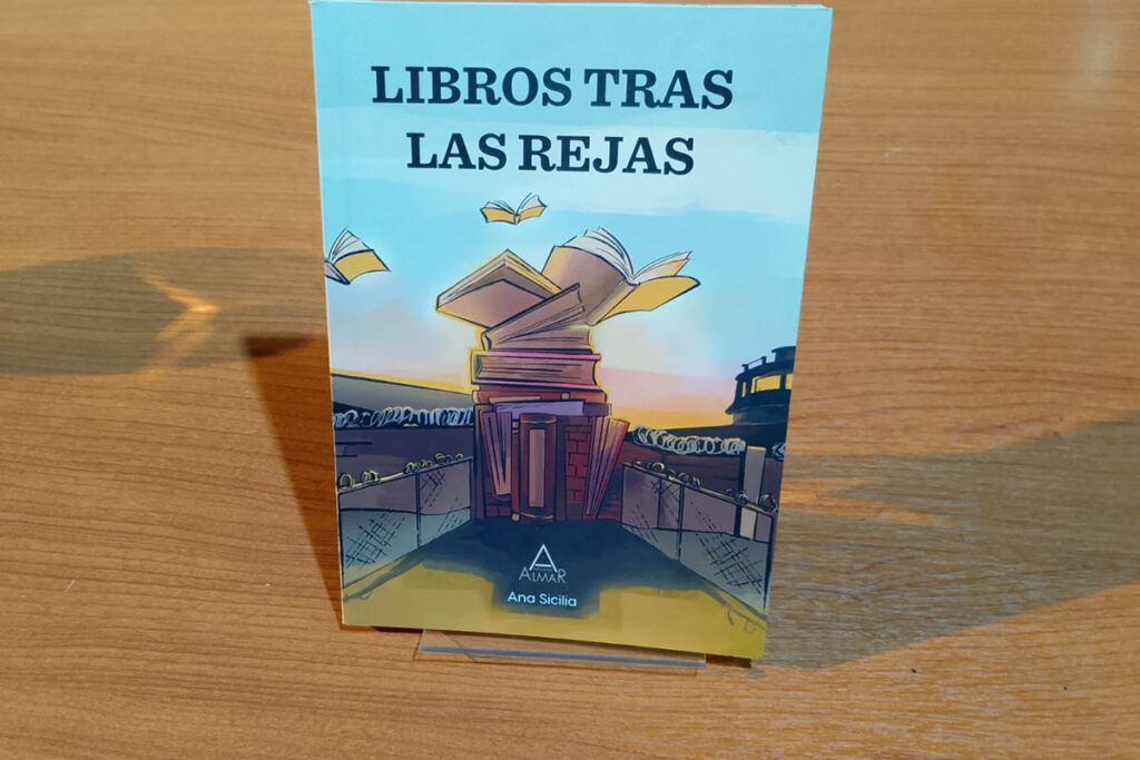 Ana Sicilia presentó su obra "Libros Tras las Rejas"