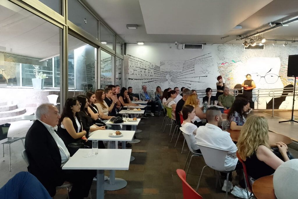 Ana Sicilia presentó su obra "Libros Tras las Rejas"