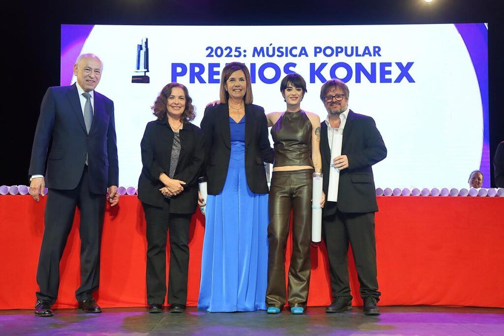 Emoción en los Premios Konex: Charly García recibió el de Brillante y se lo dedicó a Mercedes Sosa 1 Emoción en los Premios Konex: Charly García recibió el de Brillante y se lo dedicó a Mercedes Sosa