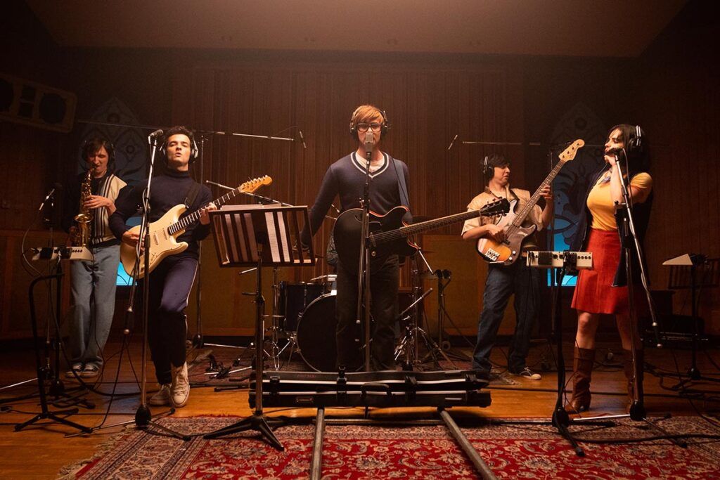 Kevsho revive los ’80 en “La dicha en movimiento”: amor, rock y un cruce generacional