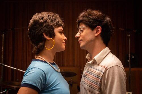 Kevsho revive los ’80 en “La dicha en movimiento”: amor, rock y un cruce generacional