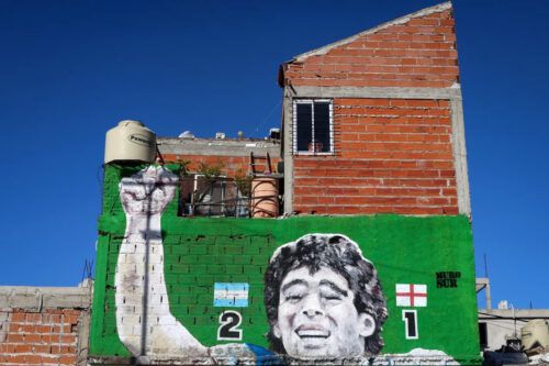 Útiles para la escuela de D10S: juntan donaciones para los pibes de Villa Fiorito en un show de rock