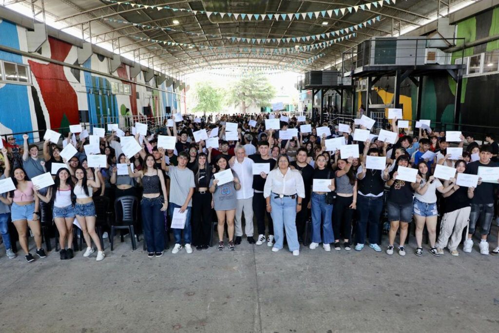 En Avellaneda, la juventud tiene derecho a disfrutar su viaje de egresados solidario 1 En Avellaneda, la juventud tiene derecho a disfrutar su viaje de egresados solidario
