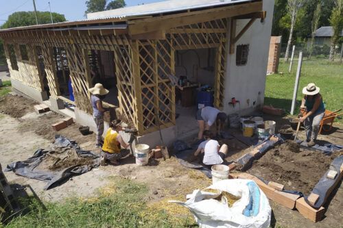 Bioconstrucción: el sueño de la casa propia, pero con tierra, paja, techo y paredes de barro