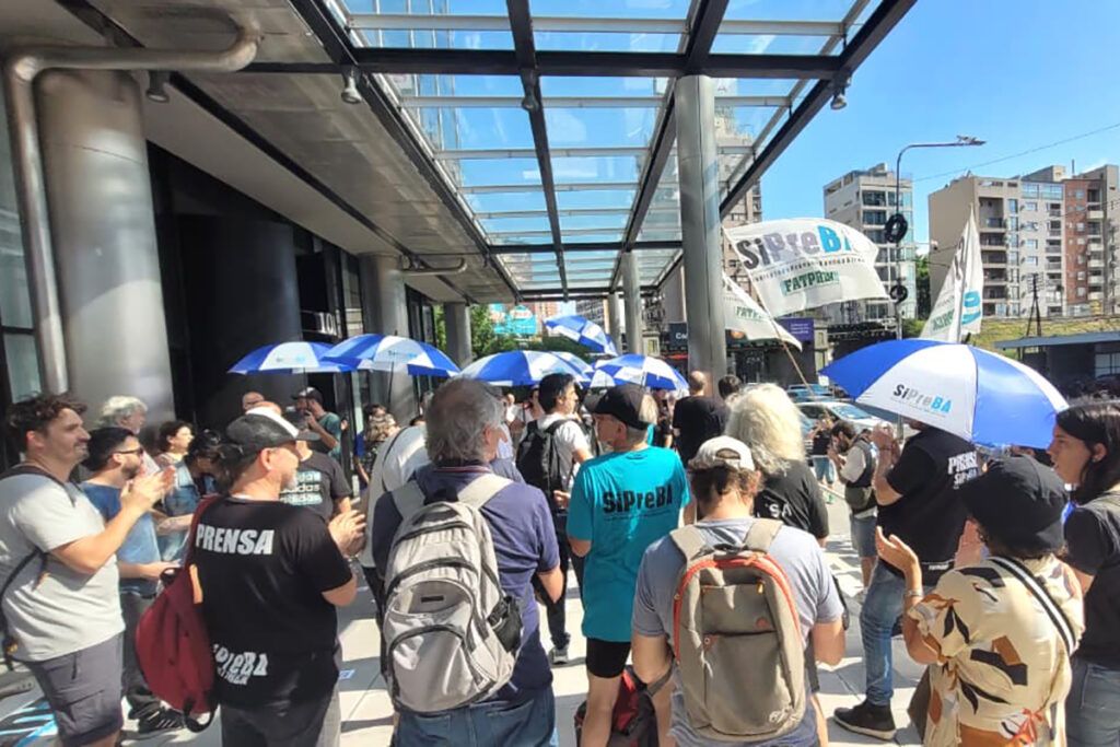 El plan de lucha del SiPreBA llegó a La Nación y los trabajadores del diario vaciaron la redacción para sumarse a la protesta 2 El plan de lucha del SiPreBA llegó a La Nación y los trabajadores del diario vaciaron la redacción para sumarse a la protesta