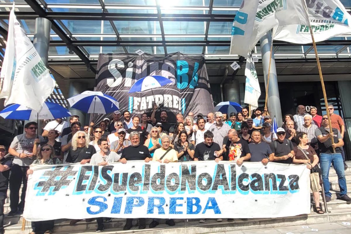 El plan de lucha del SiPreBA llegó a La Nación y los trabajadores del diario vaciaron la redacción para sumarse a la protesta