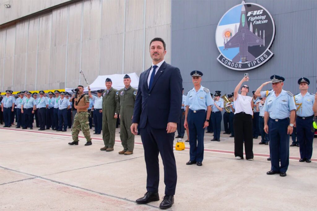 El ruido del ajuste: los cazas supersónicos F-16 sobrevolaron Buenos Aires y fueron presentados en Córdoba