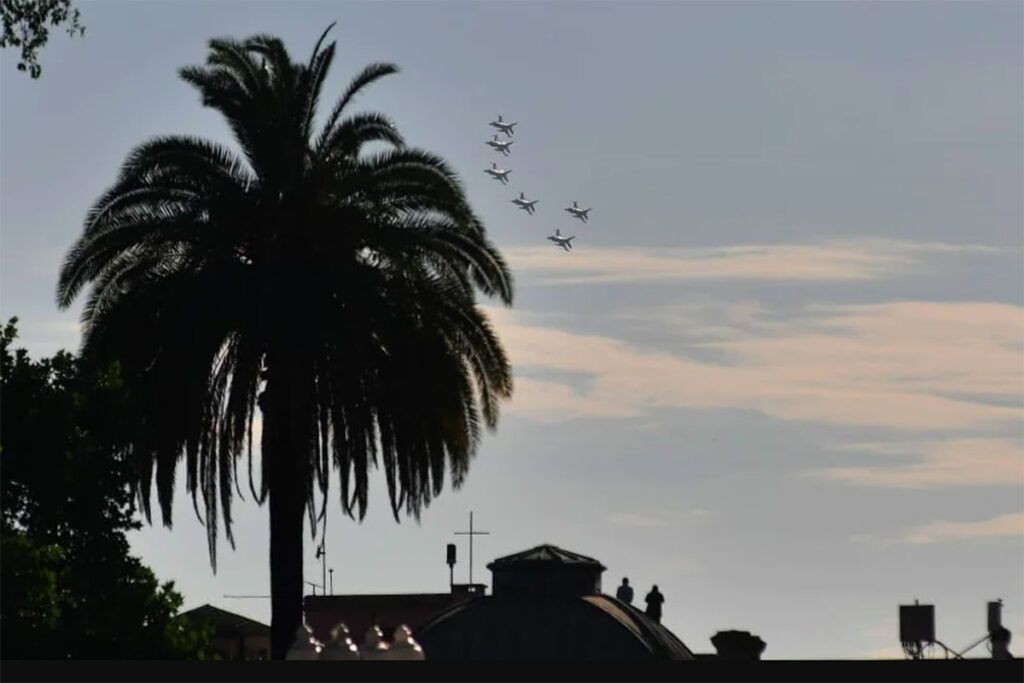 El ruido del ajuste: los cazas supersónicos F-16 sobrevolaron Buenos Aires y fueron presentados en Córdoba