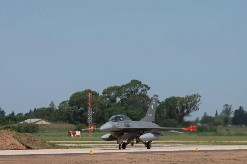 El ruido del ajuste: los cazas supersónicos F-16 sobrevolaron Buenos Aires y fueron presentados en Córdoba