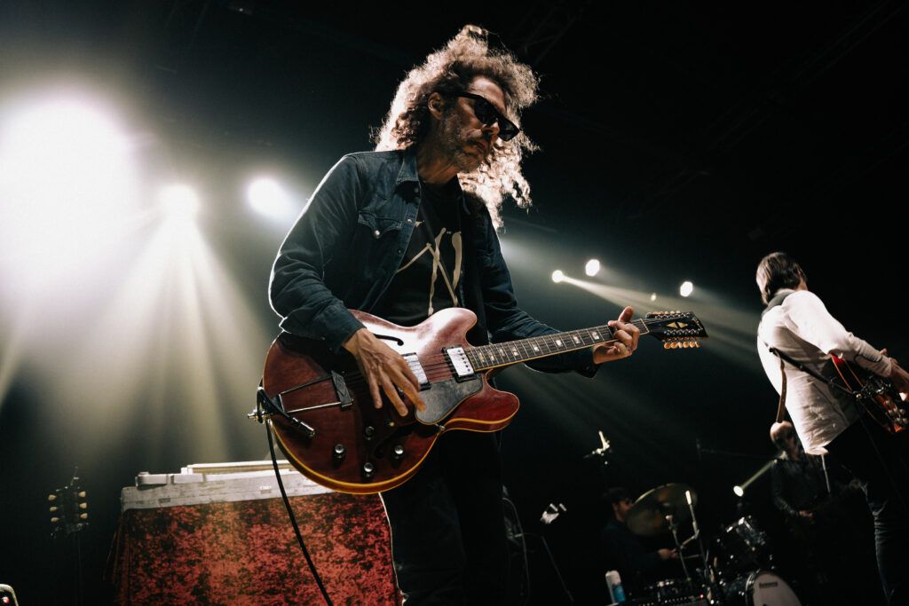 The Brian Jonestown Massacre hizo temblar el C Art Media con su psicodelia expansiva