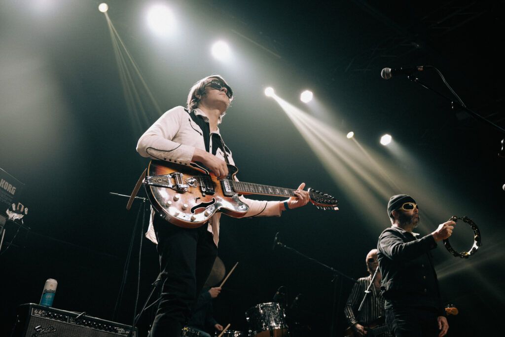 The Brian Jonestown Massacre hizo temblar el C Art Media con su psicodelia expansiva