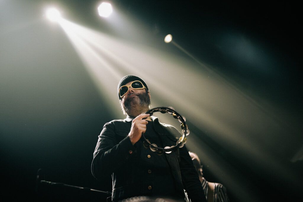 The Brian Jonestown Massacre hizo temblar el C Art Media con su psicodelia expansiva