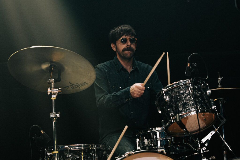 The Brian Jonestown Massacre hizo temblar el C Art Media con su psicodelia expansiva