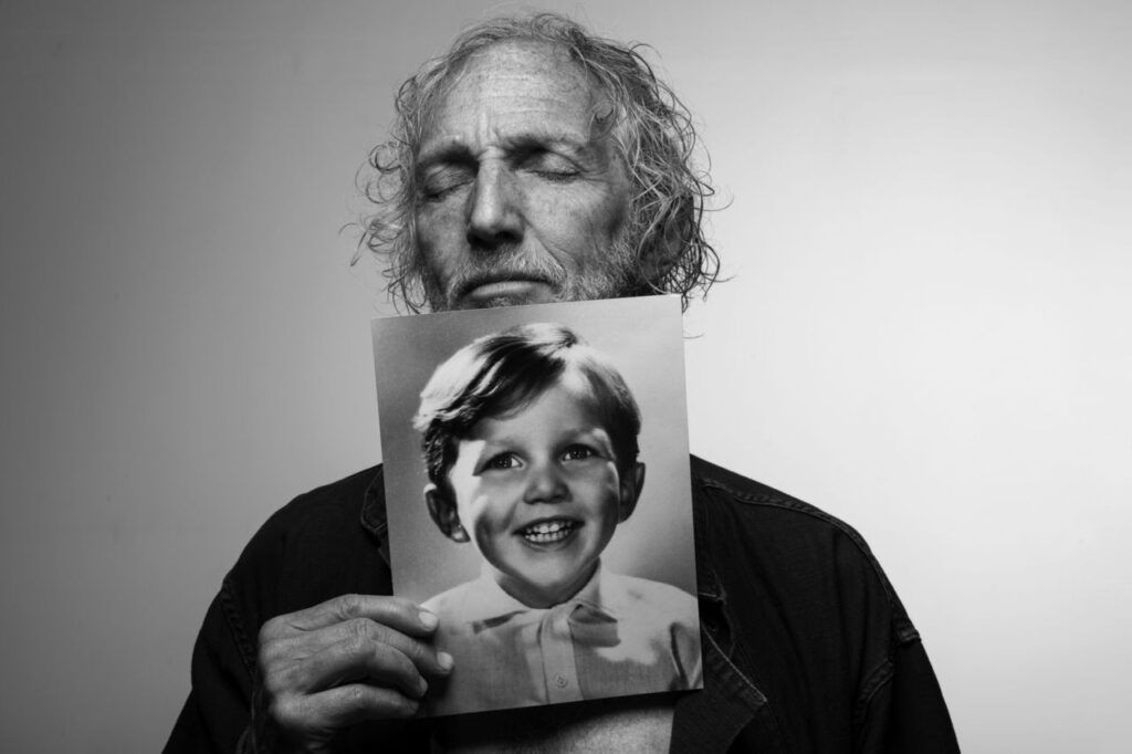 Agenda de espectáculos con lo mejor de la semana: AC/DC, Boy Olmi, Manuel Puig en teatro y películas para ver a 50 años del golpe