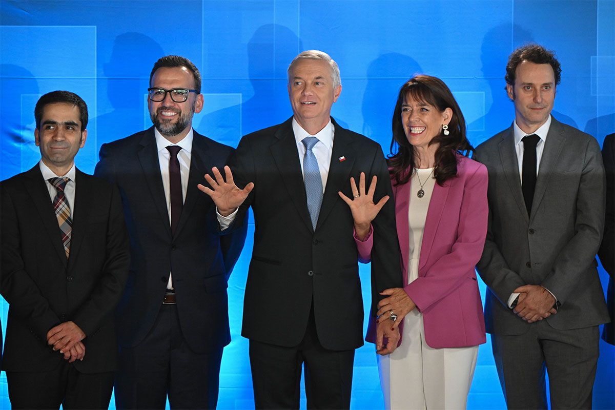 La cena en Chile está servida para Kast, pero quién sabe