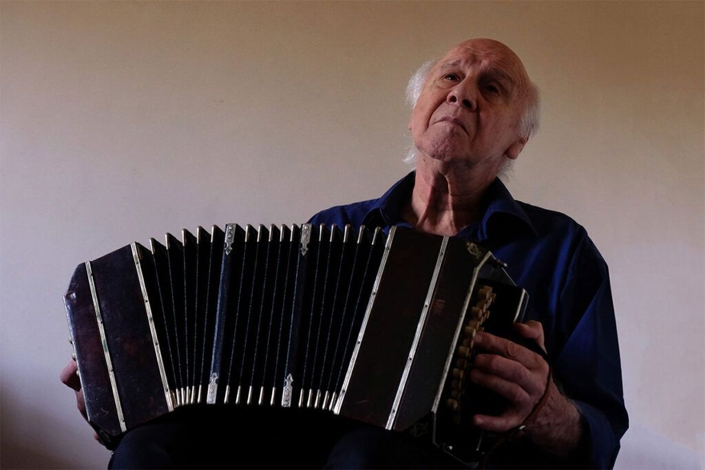 César Stroscio, el hombre gris que pone versos al fuelle