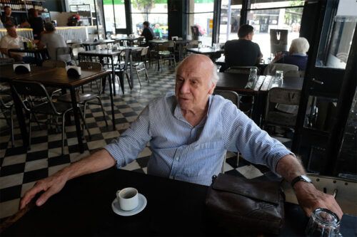 César Stroscio, el hombre gris que pone versos al fuelle