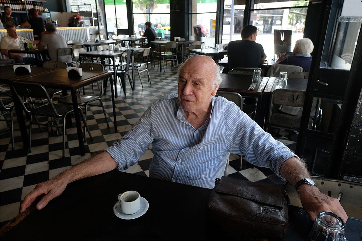 César Stroscio, el hombre gris que pone versos al fuelle