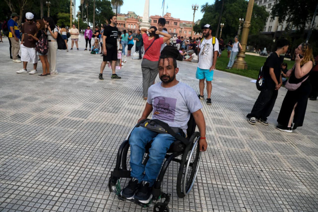 Un abrazo en la emergencia: la lucha del Garrahan y los discas en Plaza de Mayo 3 Un abrazo en la emergencia: la lucha del Garrahan y los discas en Plaza de Mayo